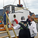 Carl Fredrik Gylseth viser fram kommunens eldste fiskeskøyte, "Pøyken". Foto: Sven Gj. Gjeruldsen, Det kongelige hoff
